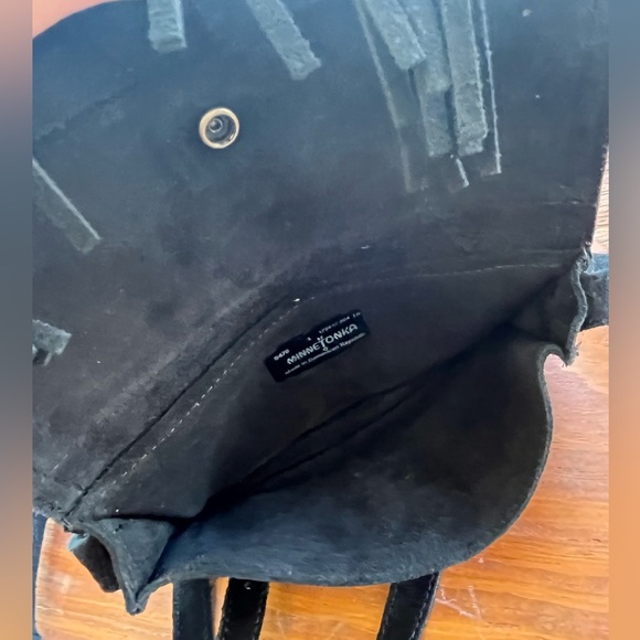 MINNETONKA BLACK LEATHER CROSSBODY - Picture 6 of 8